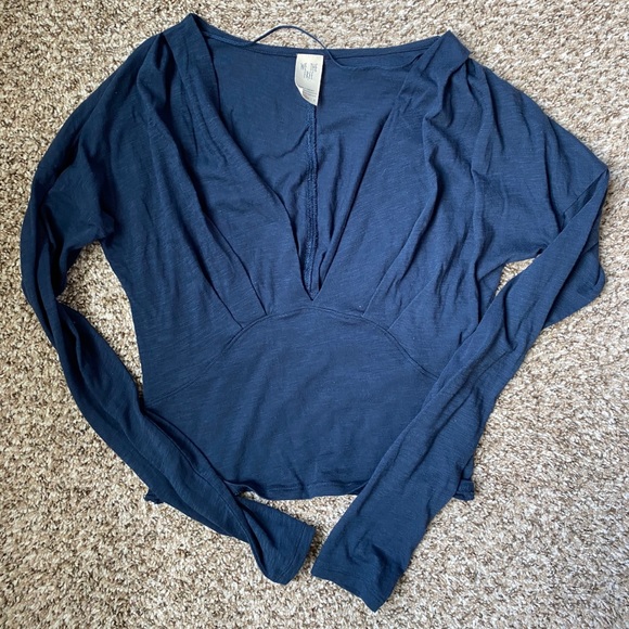 WE THE FREE CROP TOP SIZE SMALL DEEP V - Picture 2 of 5